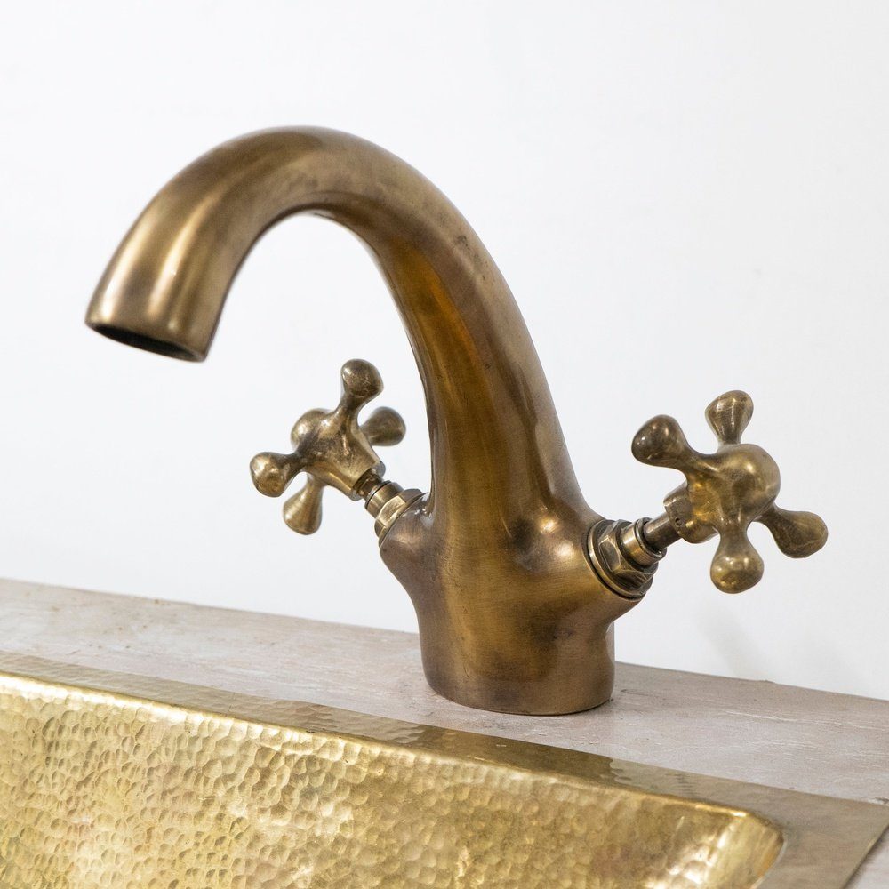 oil-rubbed-vanity-faucet-852931.jpg